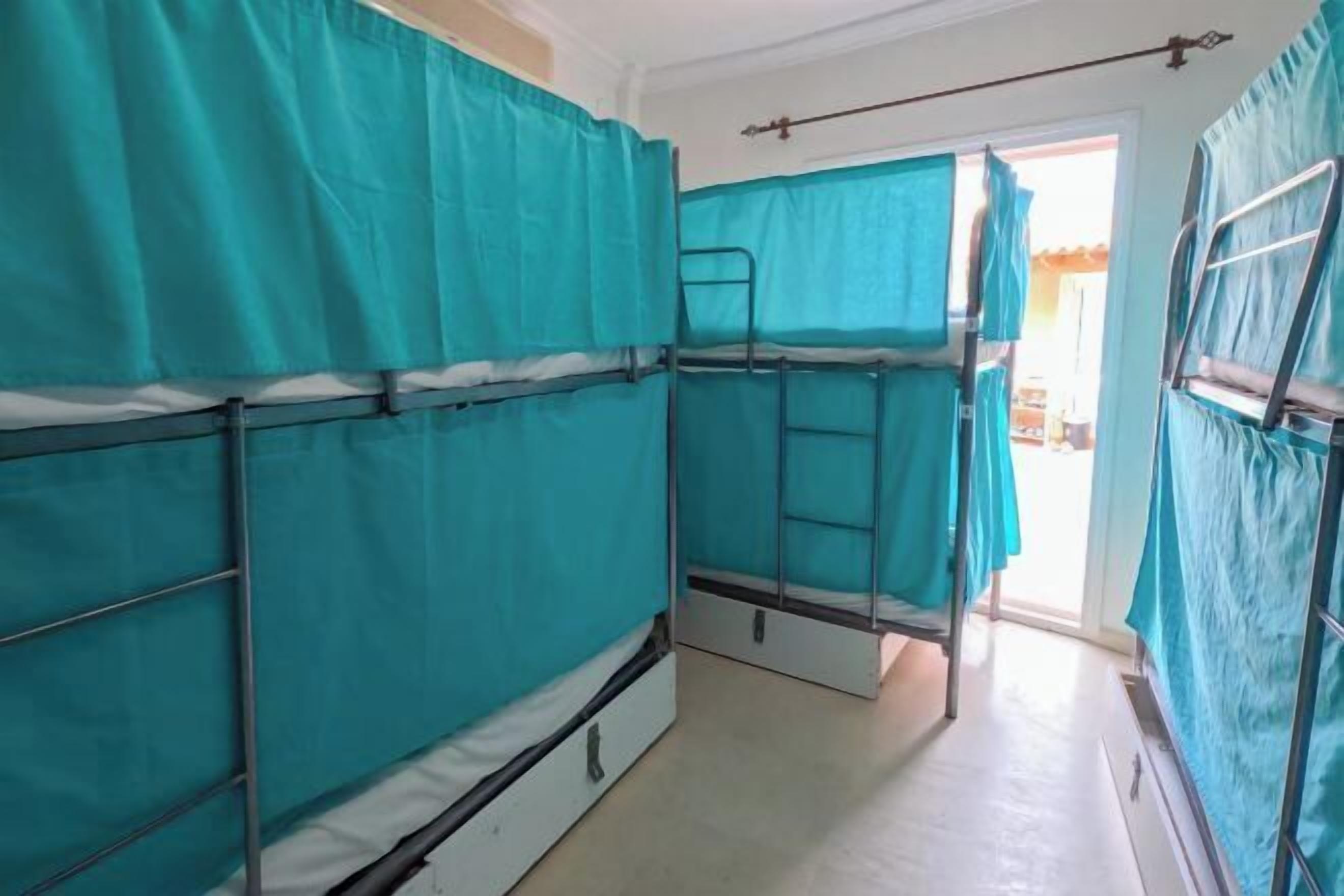 Cortinas blackout, Wi-Fi de cortesia, roupa de cama