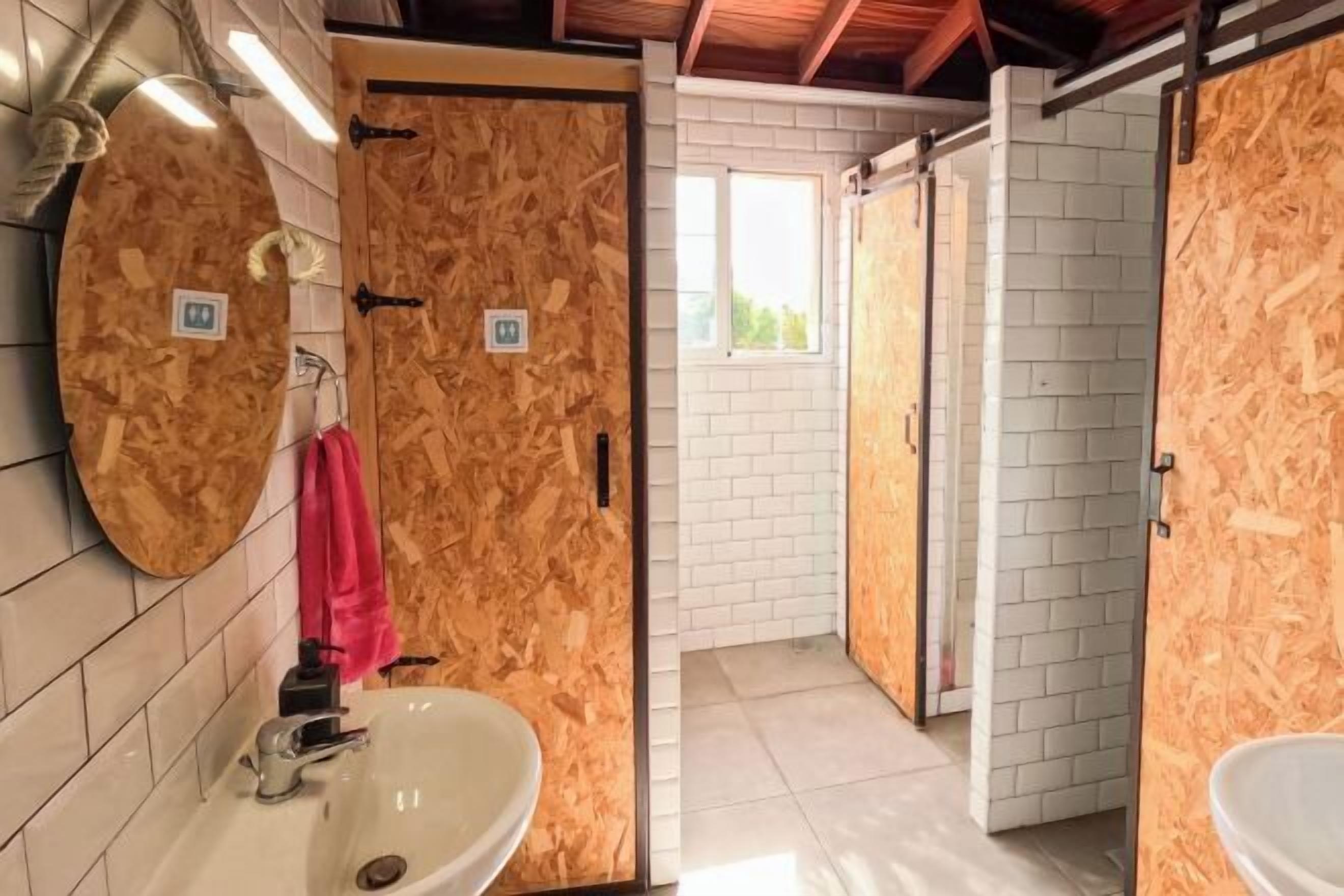 Banheiro | Chuveiro, sabonete, papel higiênico 