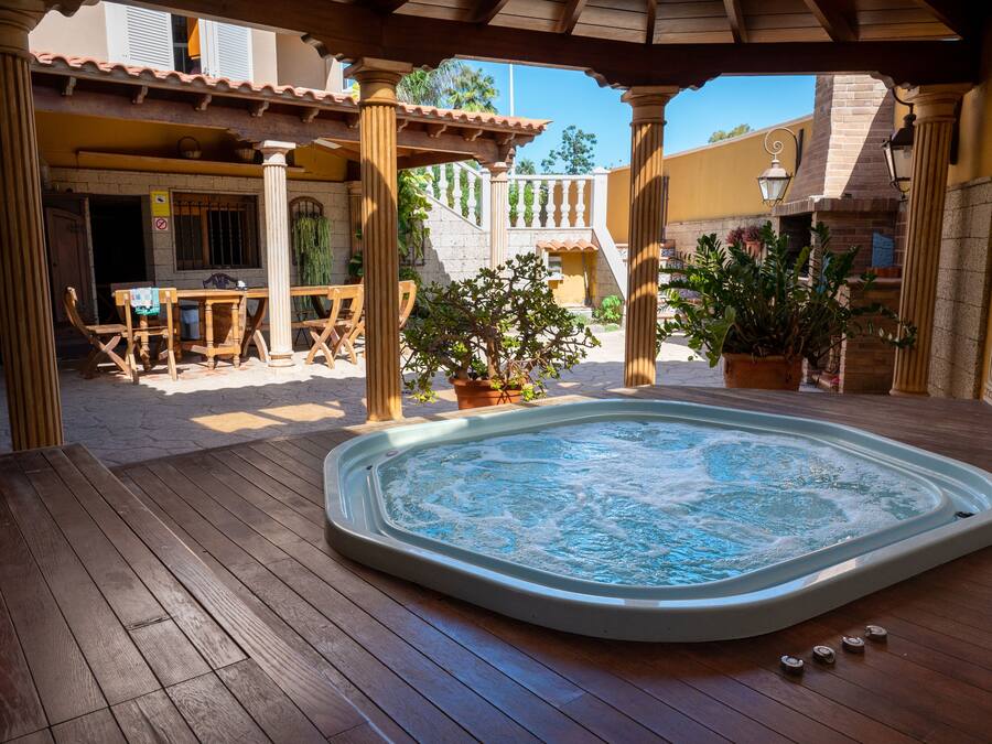 Una piscina al aire libre