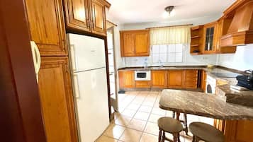 Full-size fridge, microwave, oven, stovetop