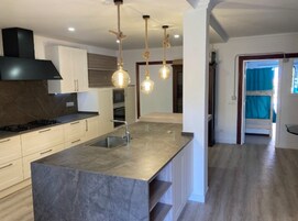 Frigorífico grande, microondas, horno y placa de cocina