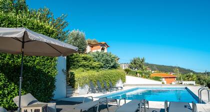 Accommodation with swimming pool and panoramic views of the Douro Valley