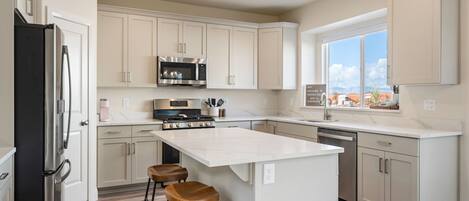 ثلاجة، ميكروويف، فرن، موقد طهي مسطح