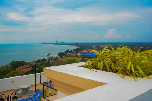 Three Bedroom Condo with Pool and Spectacular Lagoon & Sea view