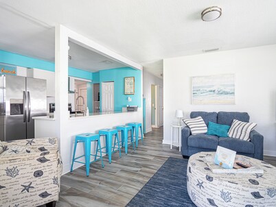 Heated pool house 4 miles away from the beach...
