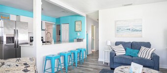 Heated pool house 4 miles away from the beach...