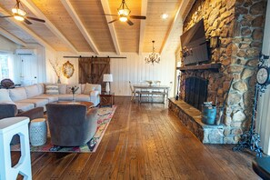 Smart TV, chimenea, futbolito y libros 