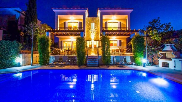 Una casa de dos pisos con piscina delantera.