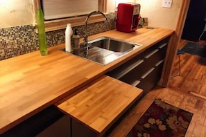 Réfrigérateur, micro-ondes, serviettes en papier