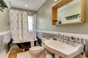 Combined shower/bathtub, hair dryer, towels, soap - Urban Nest - Cozy Retreat - on W-Side Beltline (Atlanta)