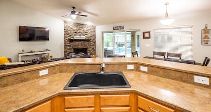 ✨ 4bed 2.5bath Pool Home. 5 mins from WEC! Sleeps 8-10 Guests. Pet Friendly