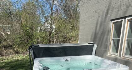 The Parkview House. Hot Tub, Arcade & Park!