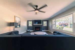 Smart TV, fireplace