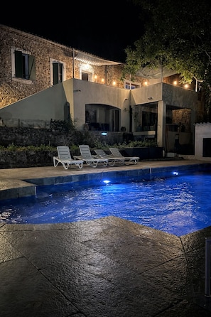 Kauden mukainen ulkouima-allas avoinna 9.00–22.00, aurinkotuoleja