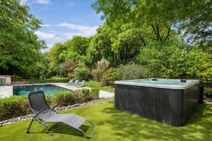 Seasonal outdoor pool, open 9:00 AM to 10:00 PM, pool loungers