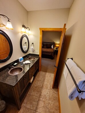 2 habitaciones, tabla de planchar con plancha, cuna de viaje y wifi