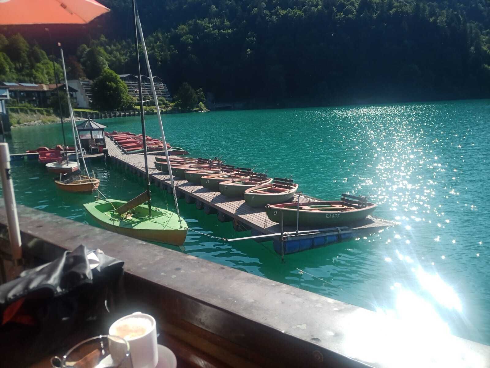 Bootsverleihe gibt es drei rund um den See