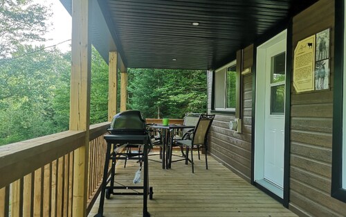 Alfred's Shack: Cozy chalet for 4, with BBQ, A/C, WiFi, and pet-friendly.