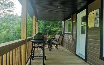 Alfred's Shack: Cozy chalet for 4, with BBQ, A/C, WiFi, and pet-friendly.