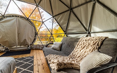 Unique dome experience: comfort, kitchen, lake, campfire. Open mid-May to Octobe