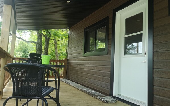 Outdoor dining - Cozy nature stay: Wi-Fi, air conditioning, BBQ balcony; near Miller Zoo, ideal f (FRAMPTON)