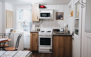 Fridge, microwave, coffee/tea maker - Cozy nature stay: Wi-Fi, air conditioning, BBQ balcony; near Miller Zoo, ideal f (FRAMPTON)