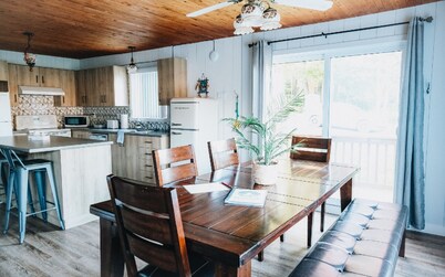 Luna-Cloud Chalet: river, adventure, AC, Wi-Fi, BBQ, pet-friendly. Ideal for gro