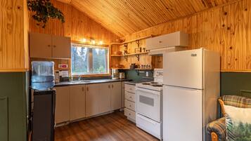 Réfrigérateur, four à micro-ondes, cafetière-théière