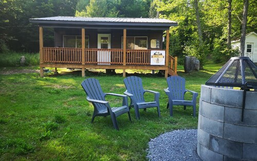Sheira Shack: riverside, campfire, Wi-Fi, AC, BBQ, for 2, pets welcome!