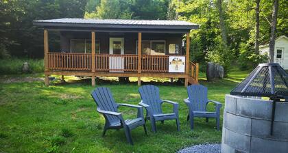 Sheira Shack: riverside, campfire, Wi-Fi, AC, BBQ, for 2, pets welcome!