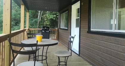 Sheira Shack: riverside, campfire, Wi-Fi, AC, BBQ, for 2, pets welcome!