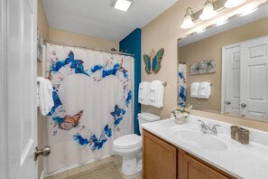 Combined shower/tub, towels, toilet paper