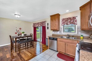 Fridge, microwave, oven, stovetop - The Haven, located in the heart of the Shenandoah Valley (Waynesboro)