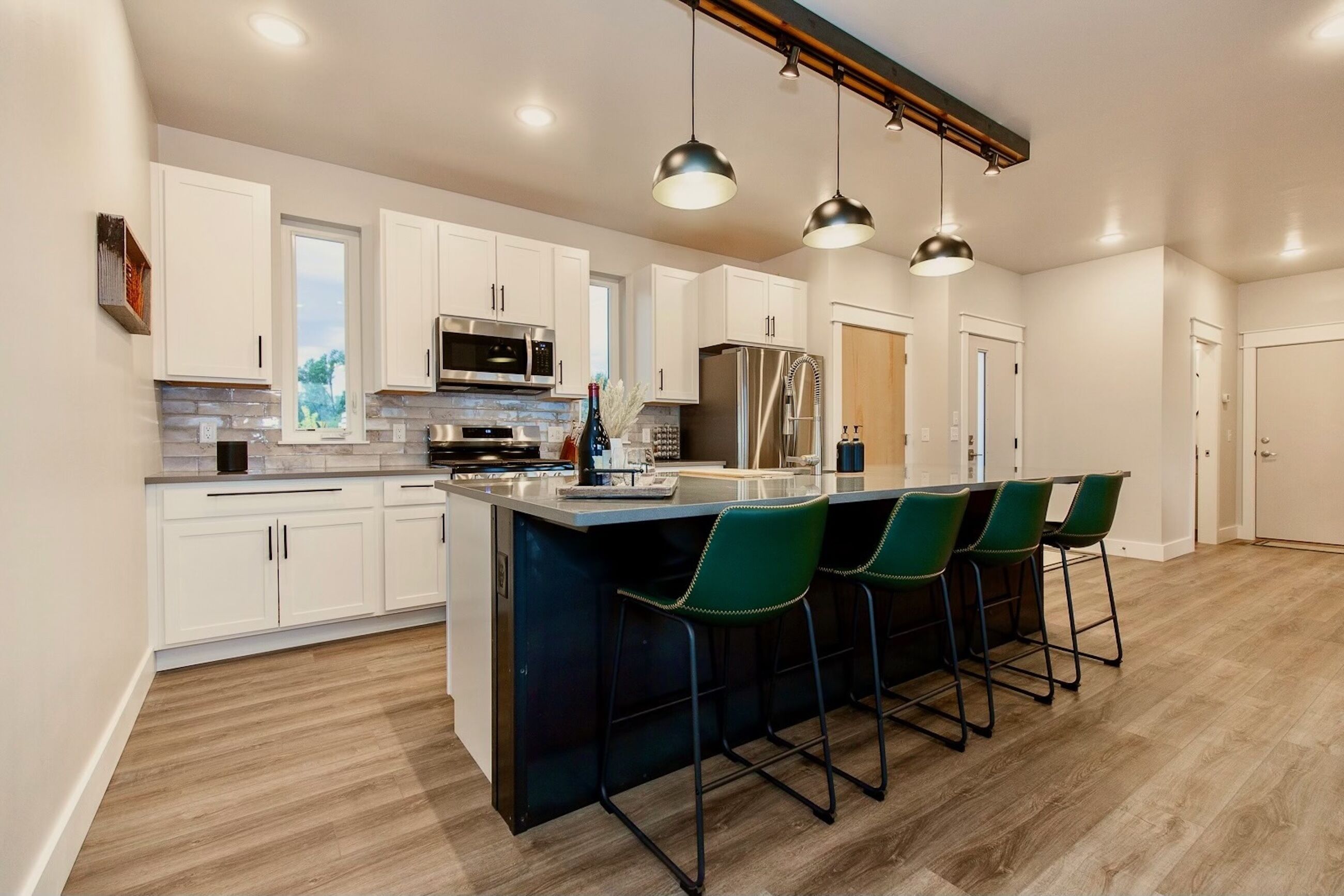 Microwave, oven, dishwasher, cookware/dishes/utensils