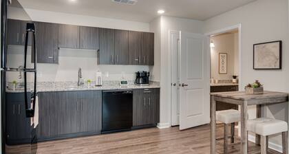 Inviting - The Jensen: Spacious Studio w/ King Bed