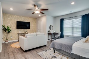 1 soverom, skrivebord, strykejern/-brett og wi-fi (inkludert)