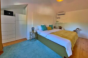 Familien-Doppelzimmer, 2 Schlafzimmer, Klimaanlage, Blick auf den Innenhof | Hochwertige Bettwaren, Betten mit Memory-Foam-Matratzen, Minibar