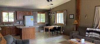 Waterfront 2 bedroom Cabin on Resort grounds