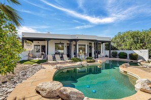 Una piscina al aire libre, una piscina climatizada
