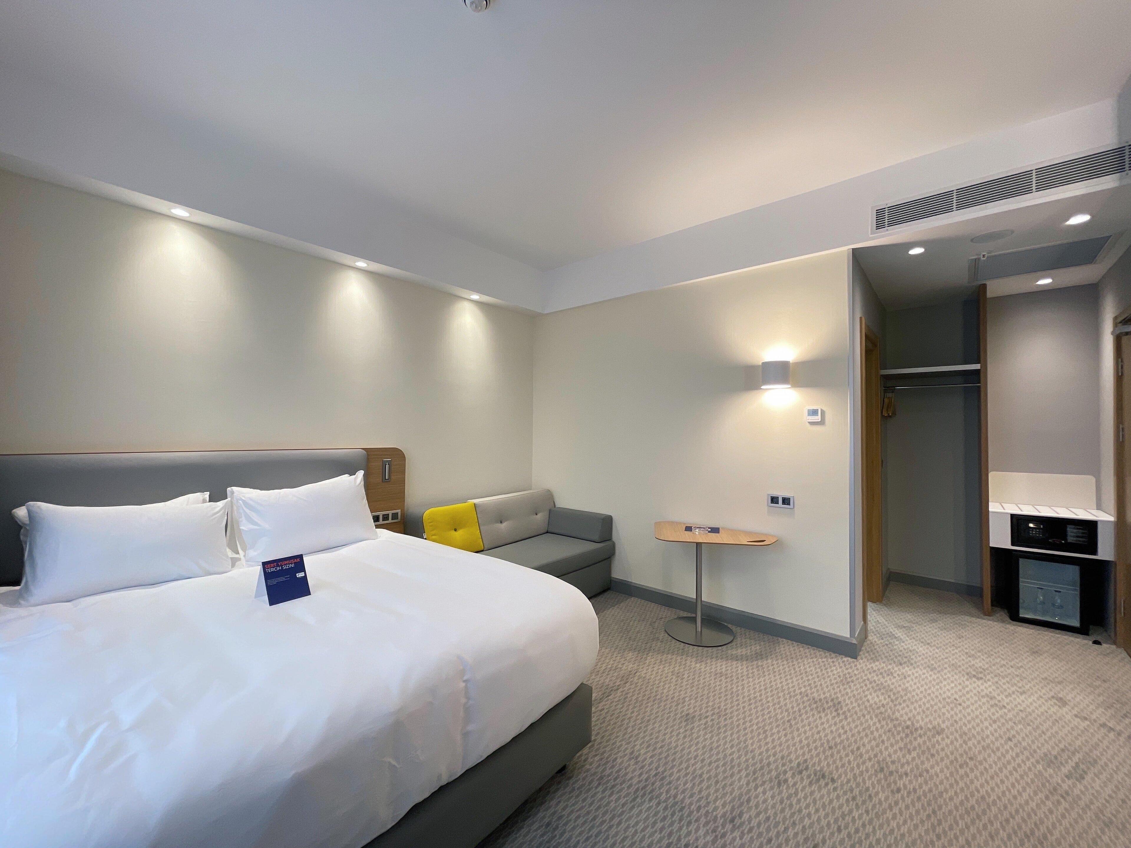 Zimmersafe, Verdunkelungsvorhänge, schallisolierte Zimmer