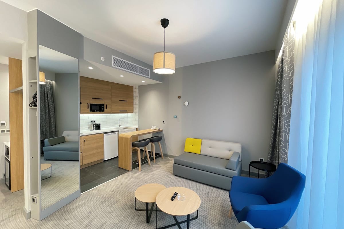 1 bedroom, in-room safe, blackout curtains, soundproofing