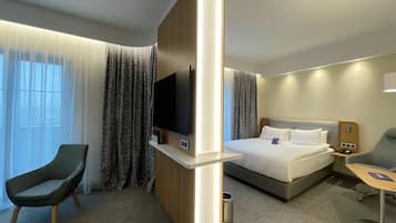 Suite (Free Breakfast) | Caja de seguridad en la habitación, cortinas blackout y insonorización