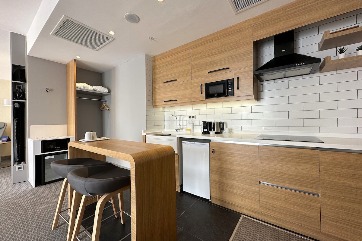 1 bedroom, in-room safe, blackout curtains, soundproofing