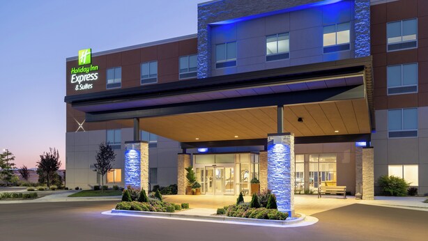 A Holiday Inn Express & Suites building with a modern design, featuring a prominent entrance, stone pillars, and a well-lit facade. - Holiday Inn Express and Suites Meridian-Boise west by IHG (Meridian)