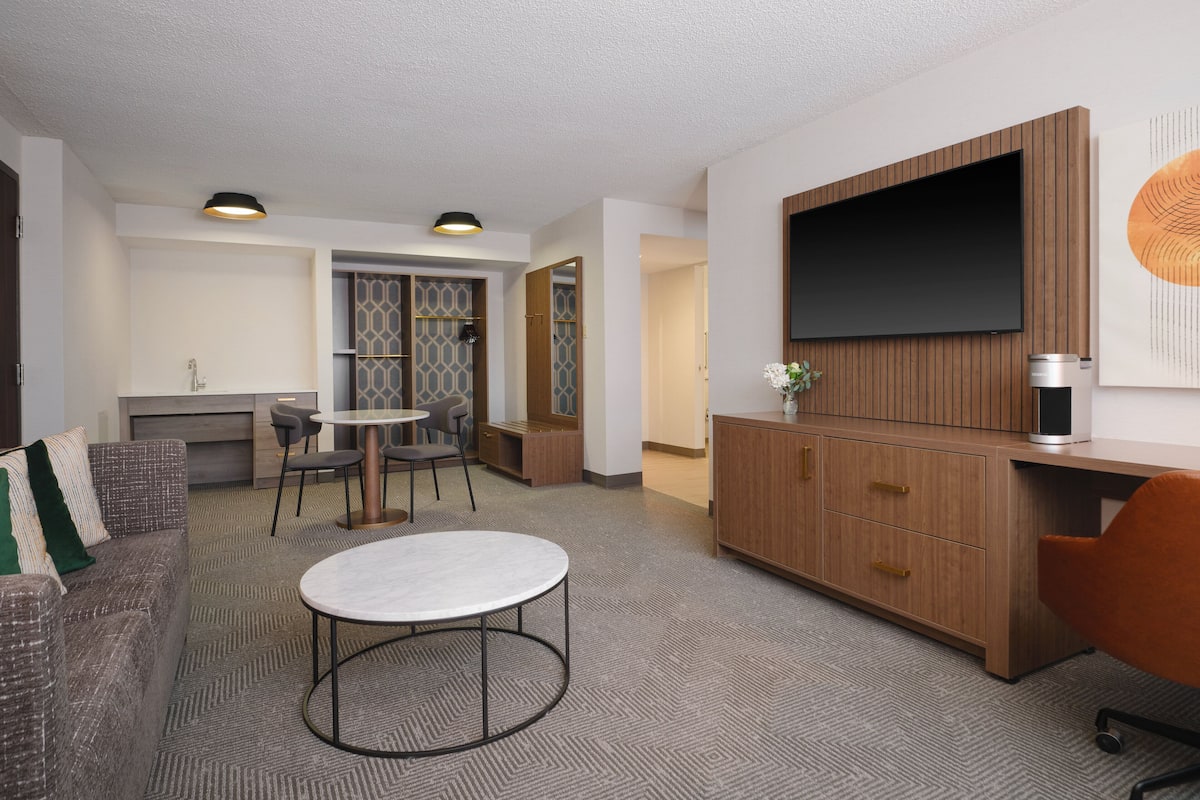Suite, 1 Bedroom, Mobility Accessible (Communications) | Down comforters, in-room safe, desk, laptop workspace
