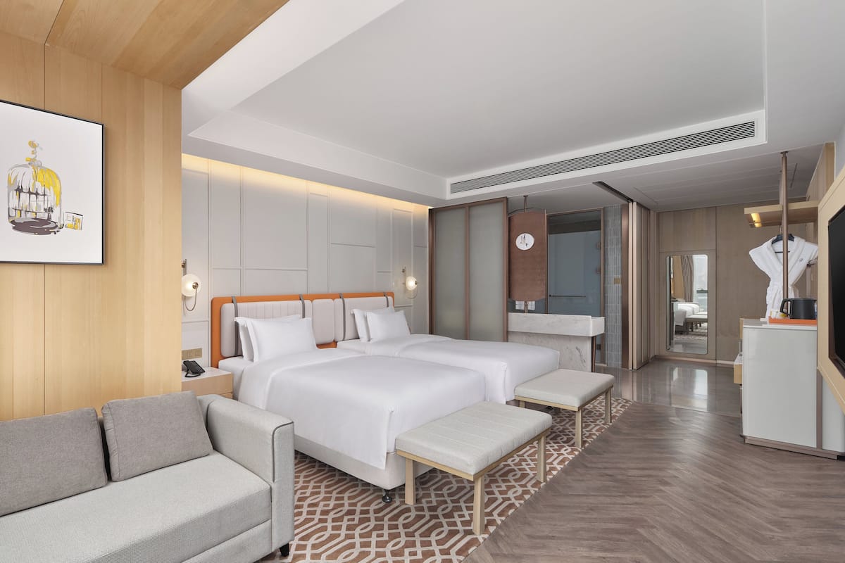 Minibar với thức uống miễn phí, két bảo mật tại phòng, bàn 