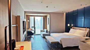 Kamar Premium, 1 Tempat Tidur King, pemandangan sungai | Minibar gratis, brankas, dan didekorasi berbeda-beda