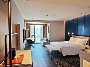 Premium Room, 1 King Bed, River View | Free minibar, in-room safe, individually decorated - voco Chongqing Chaotianmen by IHG (Chongqing)