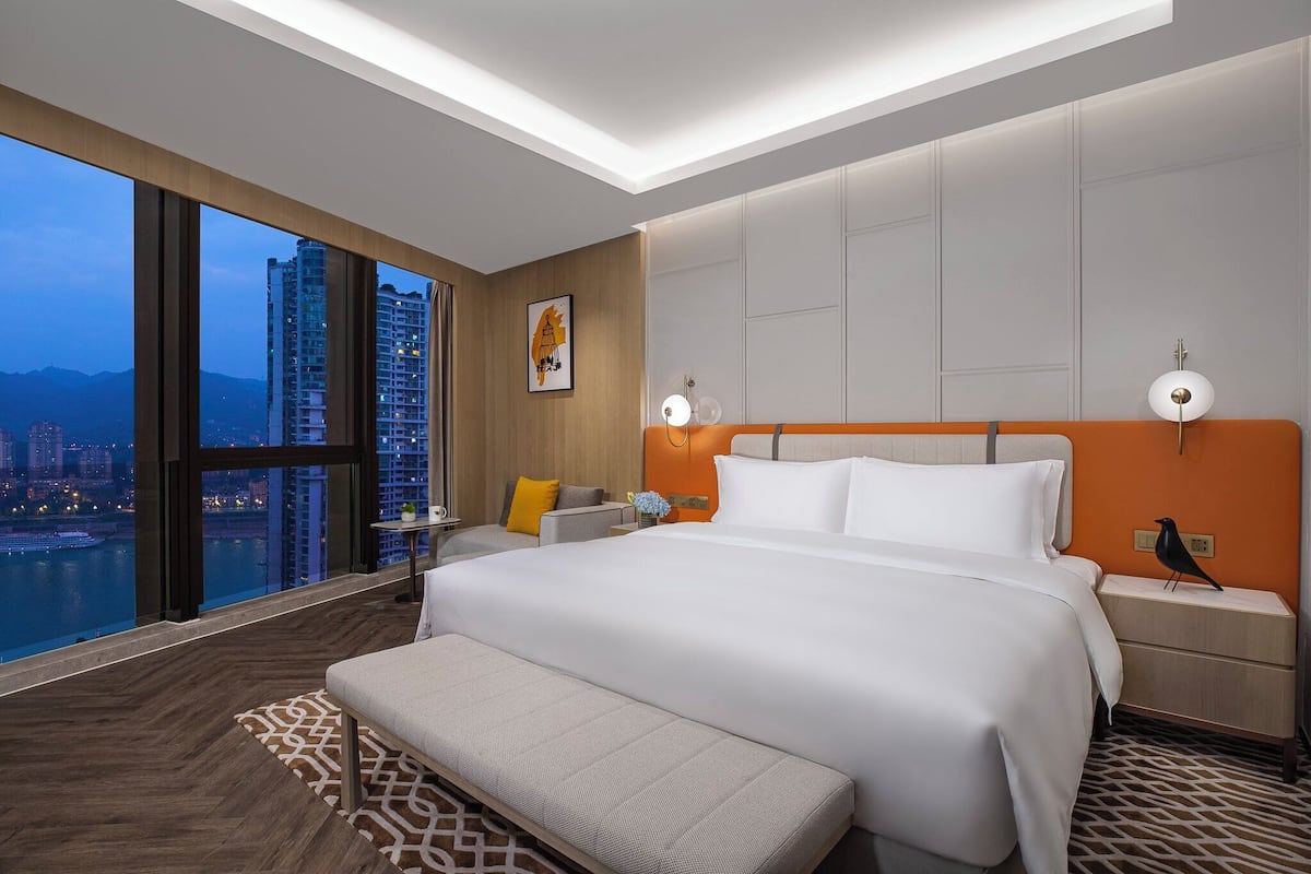 Minibar với thức uống miễn phí, két bảo mật tại phòng, bàn 