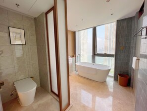 Grand Room, 1 Katil Raja (King), River View (Living Area) | Bilik Mandi | Pancuran mandi, kelengkapan dandanan diri percuma, pengering rambut 